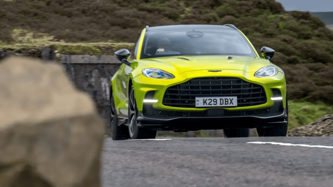 阿斯顿马丁鏖战迈凯伦，周冠宇统治全场