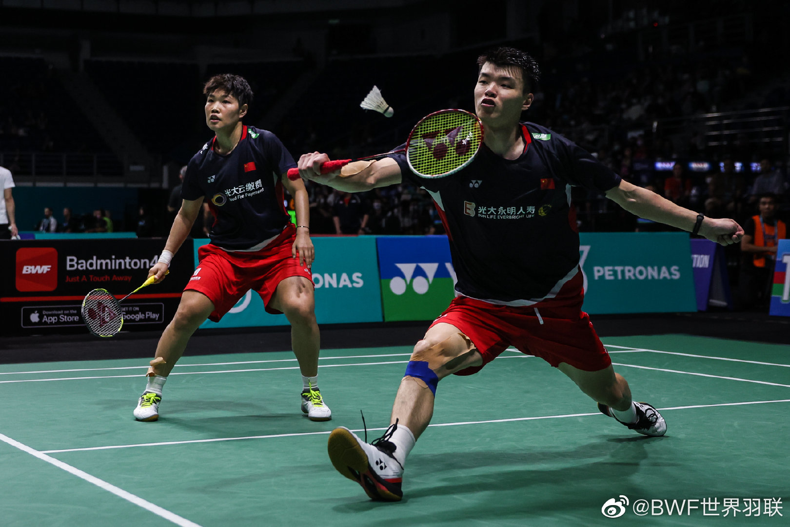 丹麦队力克泰国队，黄鸭组合带队取胜