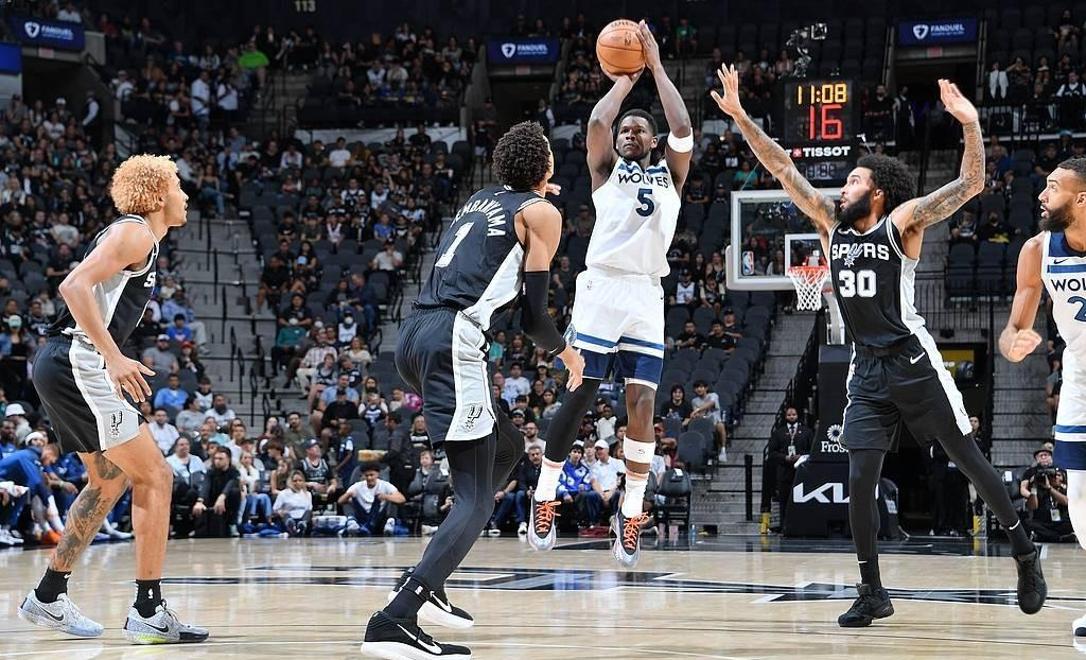 勇士碾压雄鹿，米切尔关键制胜