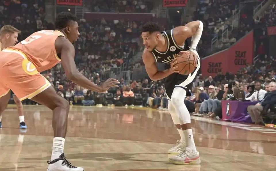 勇士碾压雄鹿，米切尔关键制胜