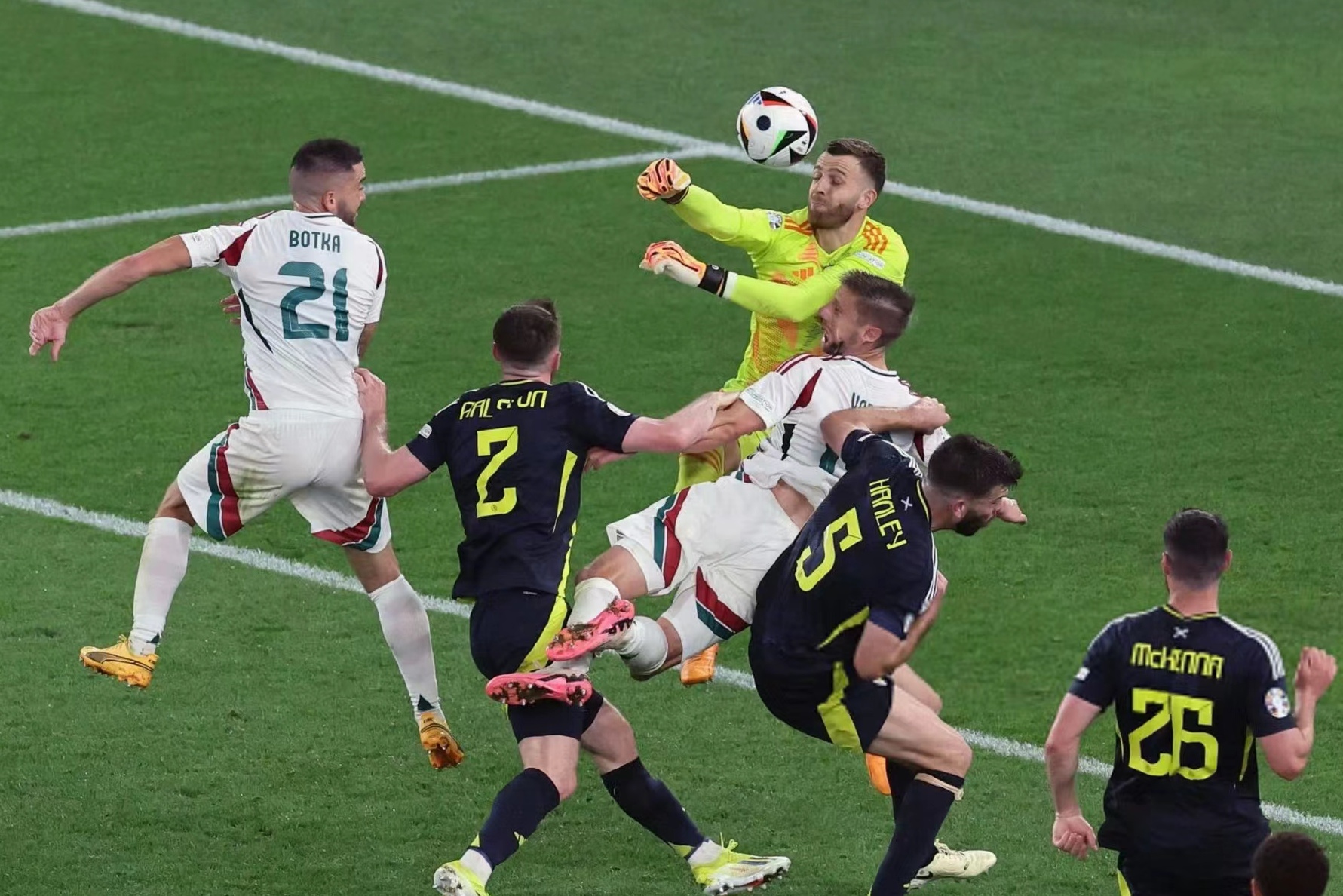 足球赛场上发生精彩对决引发热议