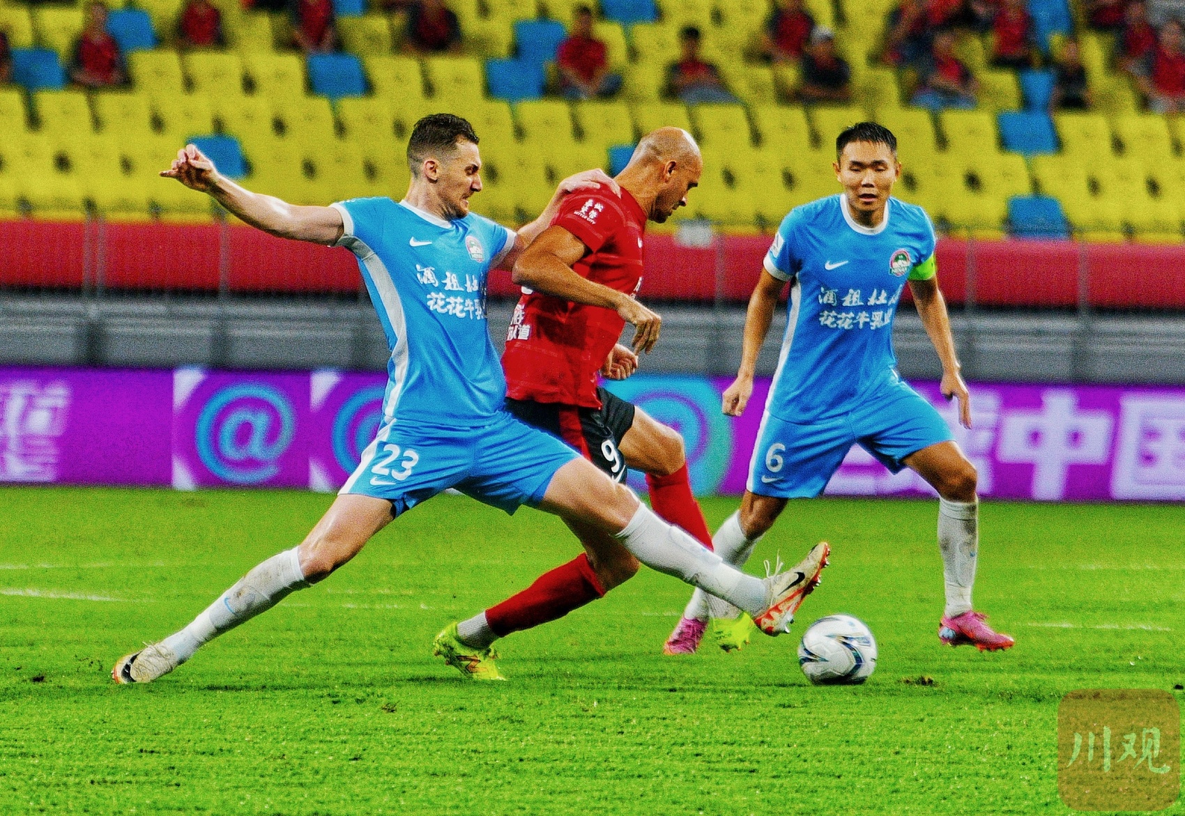 足球赛场上发生精彩对决引发热议