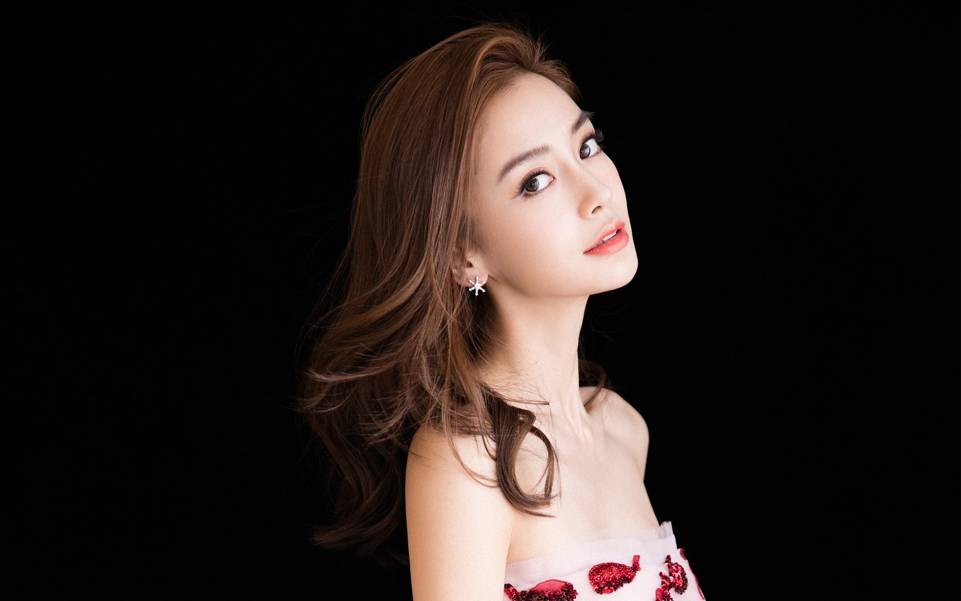 速度与荣耀，F1新赛季揭幕战的轰鸣与跨界传奇当赛车引擎点燃巴林之夜，一场尼日利亚轻取爱尔兰的体育寓言在赛道之外回响